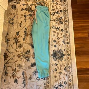 Jaanuu scrub set